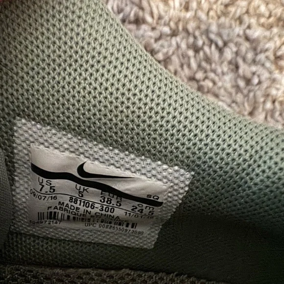 Nike Airmax Women’s Sneakers - Picture 2 of 4